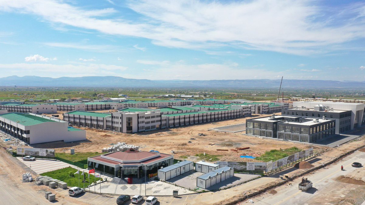 AK Parti Malatya İl Başkanımız Namık Gören, Milletvekili Adayımız Ramazan Özcan ve İl Başkan Yardımcımız Sezai Ertem ile birlikte 📍Dünya Kayısı Ticaret Merkezi’nde incelemelerde bulunduk.