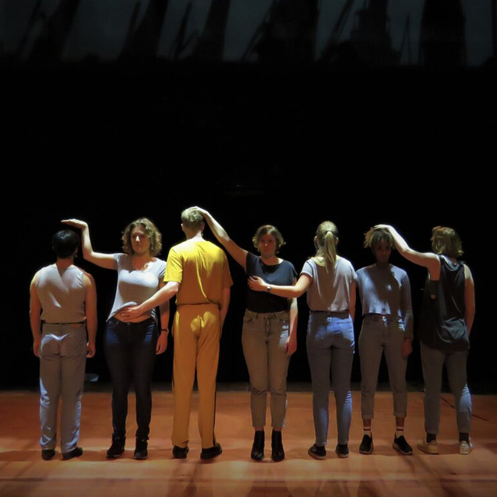 Naast muziek geniet je op het Dreefplein ook van theater met Live Your Story. Acht jongeren delen d.m.v. theater, muziek en spoken word hoe ze in hun leven omgaan met o.a. woede, onrust en depressie. Uiteraard met een flinke dosis humor. #bevrijdingspop #bevrijdingspophaarlem