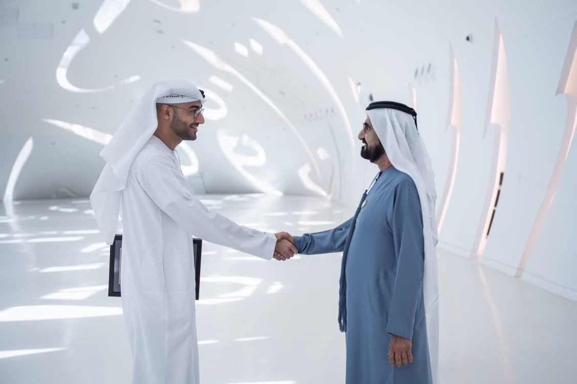 أثناء تخريج دفعة جديدة من برنامج محمد بن راشد لإعداد القادة .. عشرون عاماً منذ بداية البرنامج الذي خرج وزراء ومدراء ومسؤولين في القطاع العام والخاص .. 800 قائد تخرجوا خلال 20 عاماً .. أحد أهم أسرار نجاحنا هو ثقتنا في أبناء الوطن ليستلموا راية القيادة . 

نحن آمنا بأن بلادنا تحمل