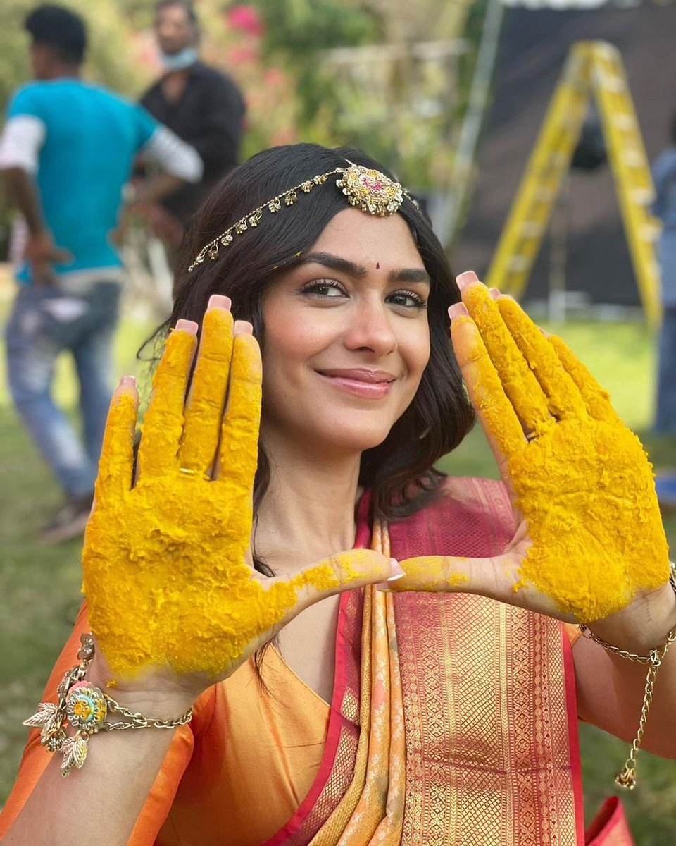 jyomrunal's tweet photo. From Taneira Sarees ad shoot
Princess @mrunal0801 looking so cute in saree
#MrunalThakur #TaneiraSarees #Adshoot #BTS #MrunalThakurFans #JyoMrunal https://t.co/LVGhZzdhh4