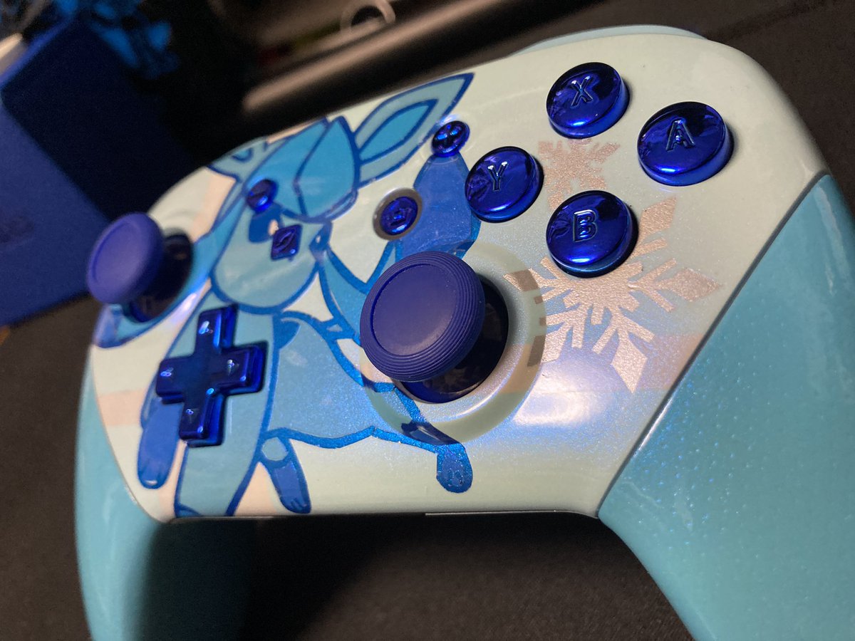 今回はがちぴ（<a href="/Gachipit15/">がちぴ/Gachipi</a> ）さんにコントローラーの塗装をさせていただきました！
彼の大好きなグレイシアを添えて水色〜青ベースに作りました。