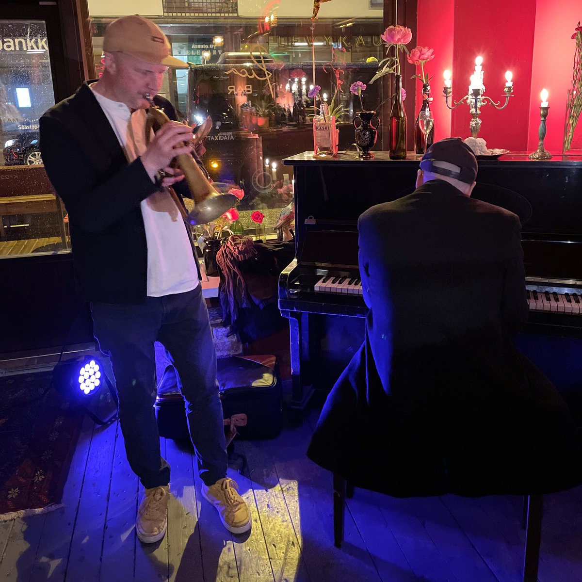 Kristiina Andreasson (@krandreasson) on Twitter photo Kulttuurintäyteinen vappuviikonloppu Hgissä & Turussa: tuli nähtyä mainio Hassisen Kone -dokumentti ja kiinnostava Rauha Mäkilän näyttely <a href="/AVANmuseo/">AboaVetusArsNova</a> Yllätyksenä pääsin myös kuulemaan Jussi Fredriksonin <a href="/jufredri/">Jussi Fredriksson</a> & Mikko ”Gunu” Karjalaisen <a href="/gunu74/">mikko karjalainen</a> lyhyen setin Rica Barin juhlissa Kulttuurintäyteinen vappuviikonloppu Hgissä & Turussa: tuli nähtyä mainio Hassisen Kone -dokumentti ja kiinnostava Rauha Mäkilän näyttely <a href="/AVANmuseo/">AboaVetusArsNova</a> Yllätyksenä pääsin myös kuulemaan Jussi Fredriksonin <a href="/jufredri/">Jussi Fredriksson</a> & Mikko ”Gunu” Karjalaisen <a href="/gunu74/">mikko karjalainen</a> lyhyen setin Rica Barin juhlissa