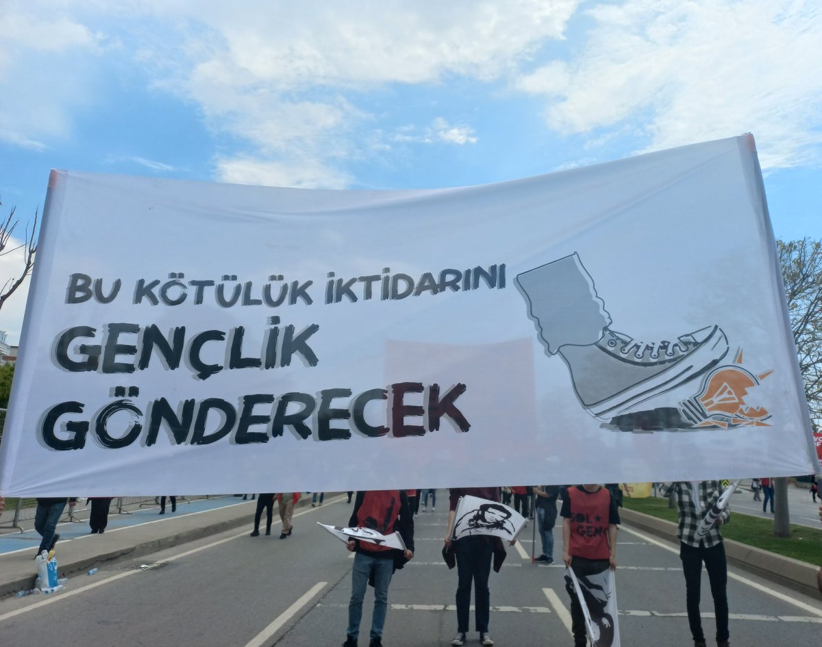 solpartistanbul's tweet photo. Arama noktasında polis SOL Genç  pankartının geçişini engellemeye çalıştı. 

1 Mayıs bizim, sokaklar bizim, memleket bizim ⭐️

Not: Pankartımız bizimle, olmasından korktukları yerde.

#1Mayıs2023
#SOLdaYürü https://t.co/5njIfuOzCw