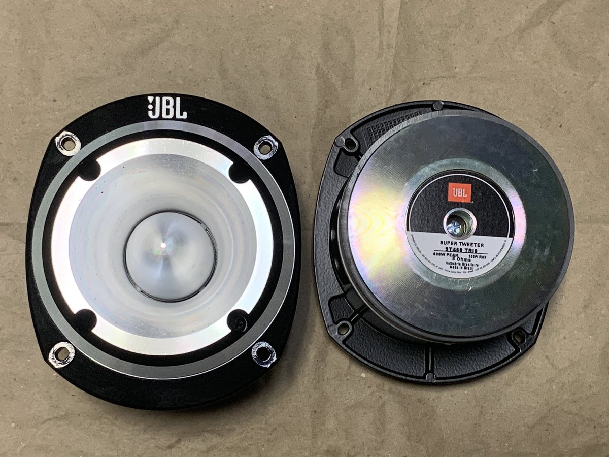 satori_audiofun's tweet photo. 車載用のツィーターを購入。邪道かも知れないけど高音が物足りないJBL D208フルレンジに4200Hzカットで被せてみようと思います。アッテネーターで調整しながら好みの音になれば良いかと。しかし1.7Kgは重い。 #JBL #D208 #ツィーター #ST450 #カーオーディオ https://t.co/SEshHiC33t