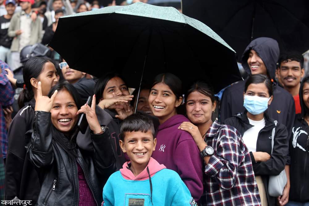 gyanu_gm11's tweet photo. This is what an overwhelming passion for cricket looks like! 
At times, it's hard to believe how much love we receive from #NepalCricket fans. I would like to thank each and every one of you who stood there at the ground to support us despite the tough weather.👏🇳🇵🙏 https://t.co/LEtGppZc0s