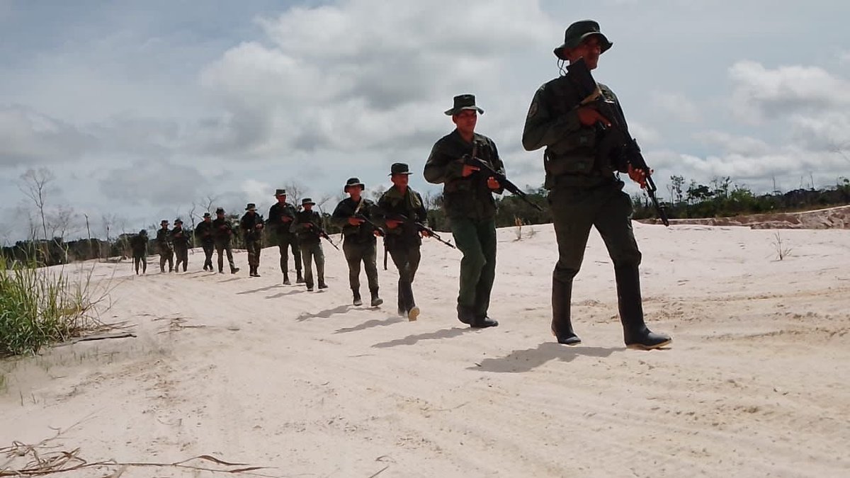 dhernandezlarez's tweet photo. #FANB desplegada en el estado Amazonas, en misiones de seguridad y defensa nacional, y protección ambiental. Los campamentos de minería ilegal que destruyen el medio ambiente y los ecosistemas serán desmantelados, y destruidos sus medios logísticos, Venezuela es un Estado de derecho y de justicia ! 

#IntegrarEsVencer
