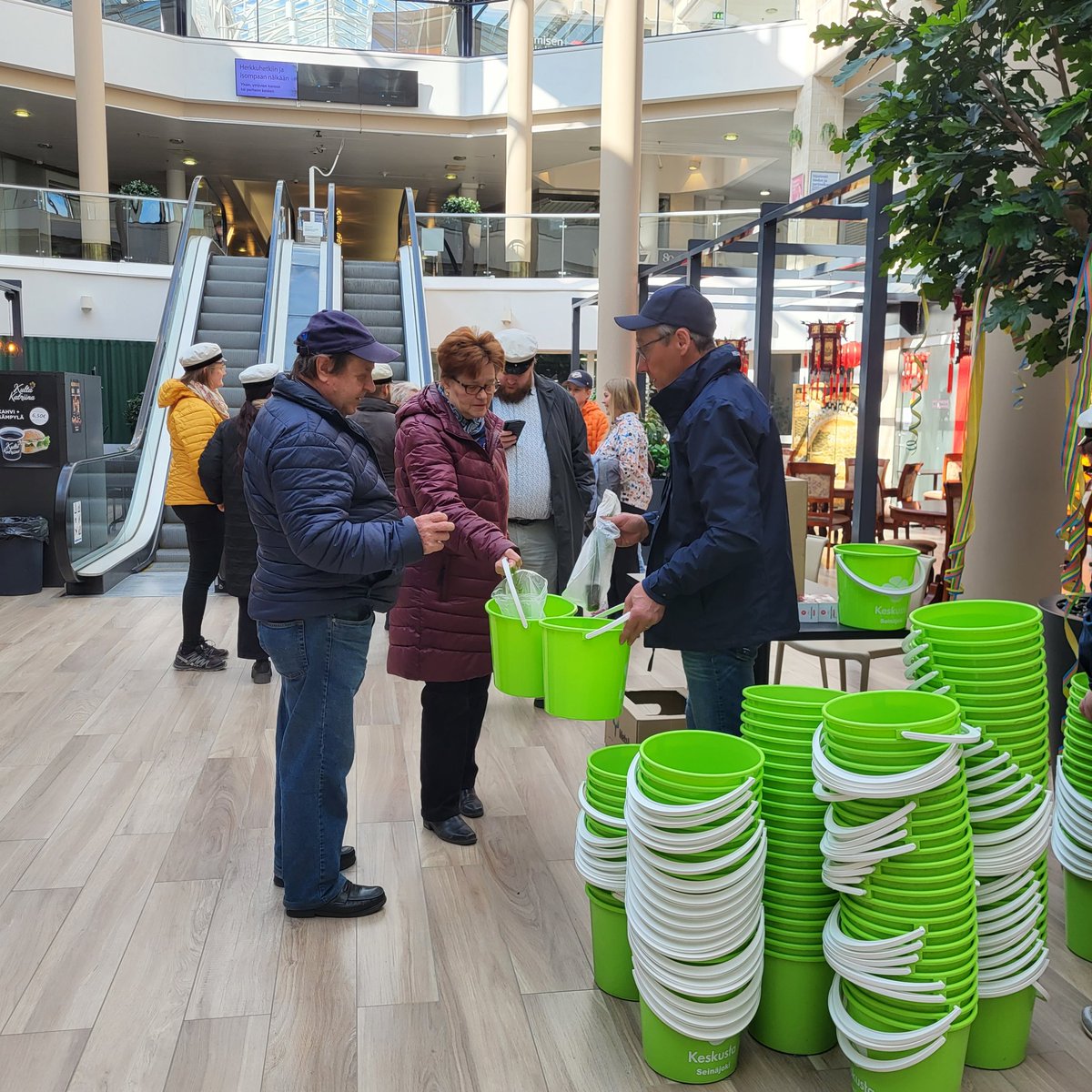 EPKeskusta's tweet photo. Keskustan vihreävappu Seinäjoella kokosi hienosti väkeä. Puheita pitivät puoluevaltuuston pj.  @karri_kallio, maa- ja metsätalousministeri @kurvisentwiit ja keskustanuorten liittohallituksen jäsen @LounaYli 
#keskusta #vihreävappu https://t.co/56OVewFCz9