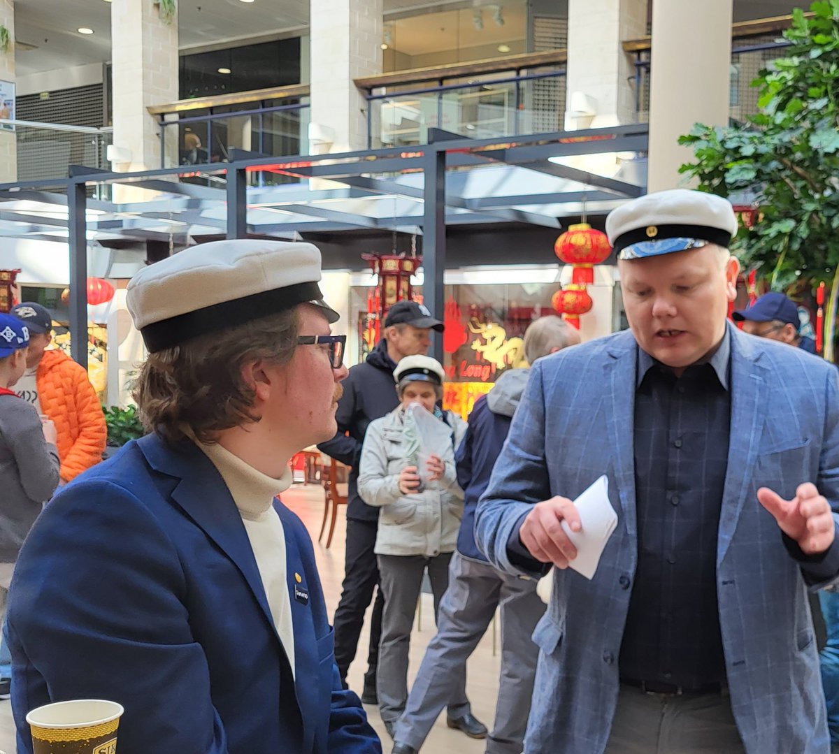 EPKeskusta's tweet photo. Keskustan vihreävappu Seinäjoella kokosi hienosti väkeä. Puheita pitivät puoluevaltuuston pj.  @karri_kallio, maa- ja metsätalousministeri @kurvisentwiit ja keskustanuorten liittohallituksen jäsen @LounaYli 
#keskusta #vihreävappu https://t.co/56OVewFCz9