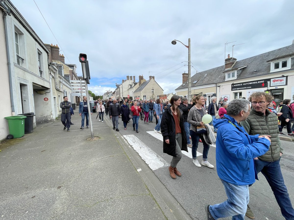 lecho_Perche's tweet photo. #ReformeDesRetraites Le cortège de #nogentlerotrou contre la réforme des retraites est rejoint par une cinquantaine de manifestants qui attendait à la gare. La manifestation va rejoindre le Théâtre de verdure pour un pique-nique citoyen https://t.co/9mhccUgufu