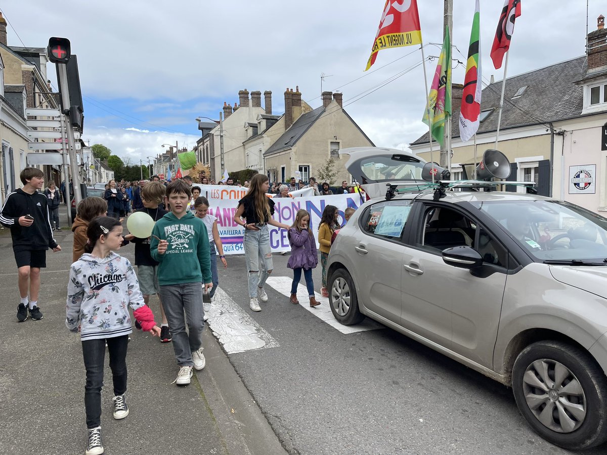 lecho_Perche's tweet photo. #ReformeDesRetraites Le cortège de #nogentlerotrou contre la réforme des retraites est rejoint par une cinquantaine de manifestants qui attendait à la gare. La manifestation va rejoindre le Théâtre de verdure pour un pique-nique citoyen https://t.co/9mhccUgufu