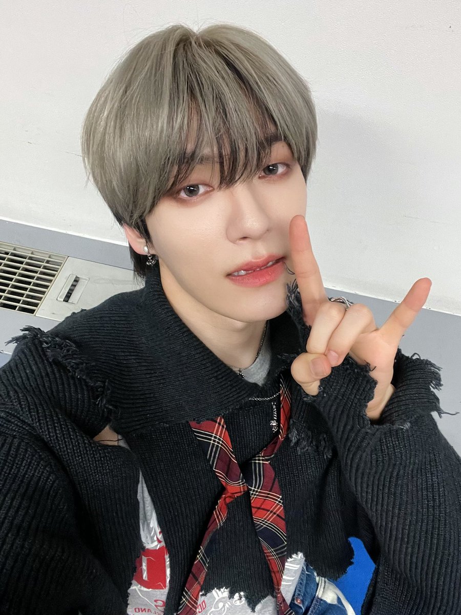 I'm back to upload a nice selca sequence to greet my beloved Zenith. I really like the photo and the outfit I'm wearing.