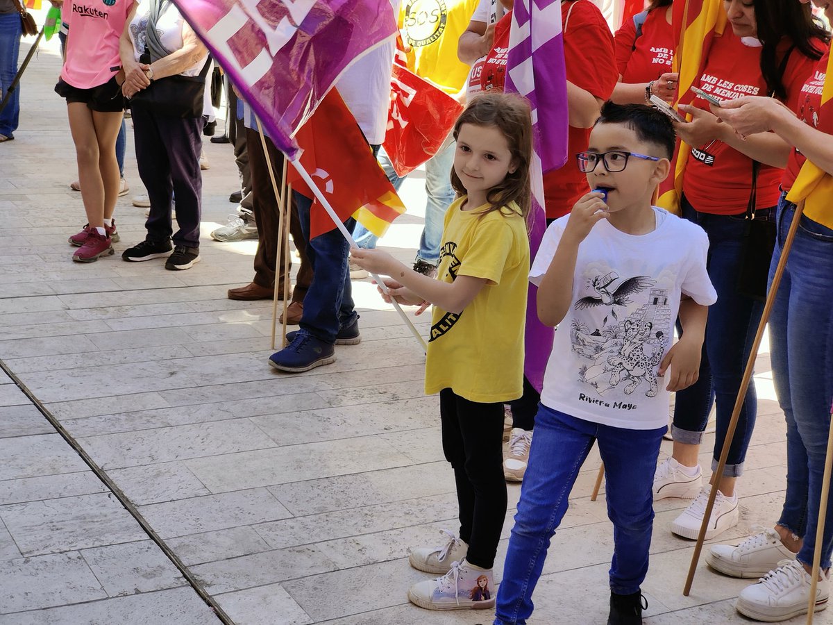 Marc_educacio's tweet photo. A Tortosa unes 300 persones ens manifestem a #1deMaig CCOO sempre al davant de la lluita sindical i lluitant per una societat igualitària i millor #salarisperviure @CCOOTarragona @ccoocatalunya https://t.co/AnJuZEYYY6