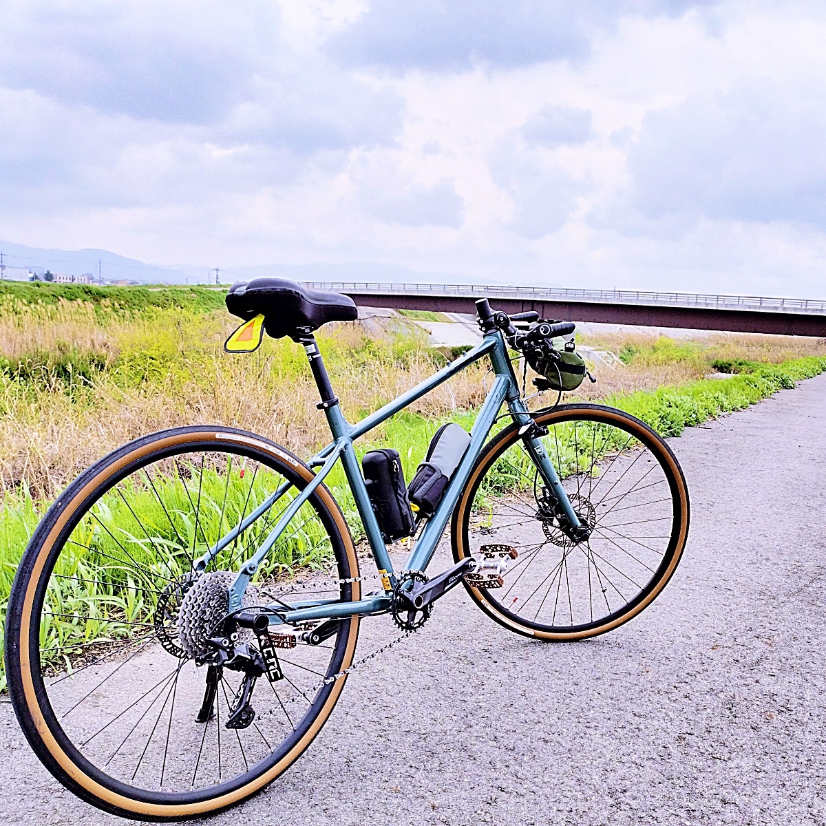 aozoranon's tweet photo. 改めて
愛車を眺めてみる。
試行錯誤した分、
やはり愛着が。
#自転車 #ゆるポタ #クロスバイク #KONA #DewPlus #ロードバイクに興味あるけど #先週は手術入院 #全身麻酔 #少しの間は自転車乗れません #改めて自転車を眺める良い機会 #もうすぐ完治 #真四角写真 #スマホ写真 https://t.co/kkcNsPG78d