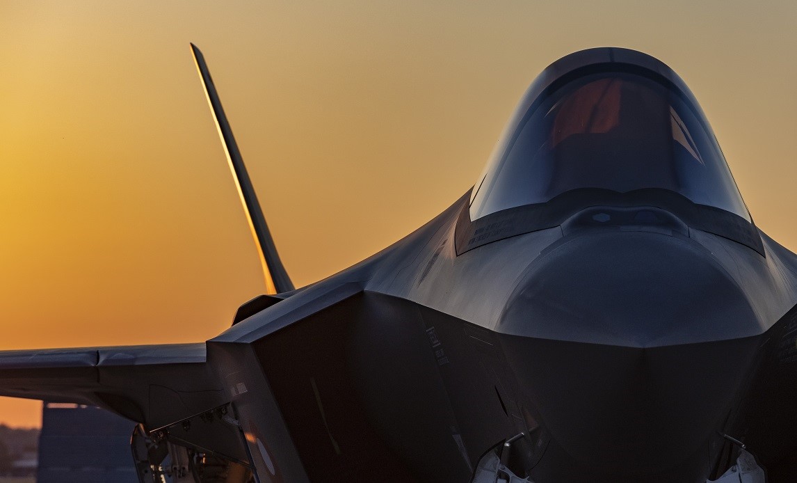 forsvaretdk's tweet photo. Det første F-35, der skal til Danmark, er nu leveret i USA. Kampflyet har fået halenummeret L-007 og opererer i de kommende måneder i USA, inden det senere på året hjemtages til Danmark. #dkforsvar #værdatkæmpefor Læs mere på https://t.co/pj96CN7CDB: https://t.co/ubrTuPopFy https://t.co/PL18JT4HqH