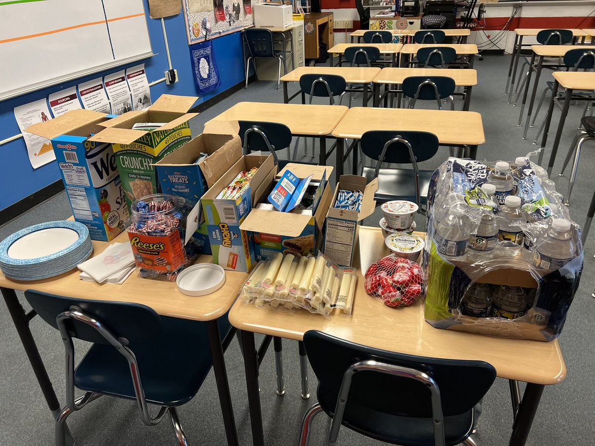 MrsVascik's tweet image. Brain food with inspirational bananas courtesy of my husband! #bhsapgov is ready to rock the AP Exam today! #striveforafive #proudteacher 🇺🇸♥️