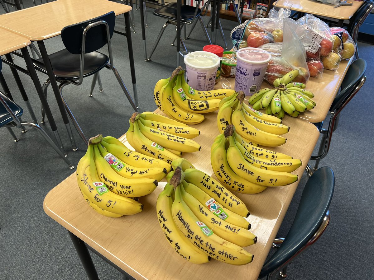 MrsVascik's tweet image. Brain food with inspirational bananas courtesy of my husband! #bhsapgov is ready to rock the AP Exam today! #striveforafive #proudteacher 🇺🇸♥️