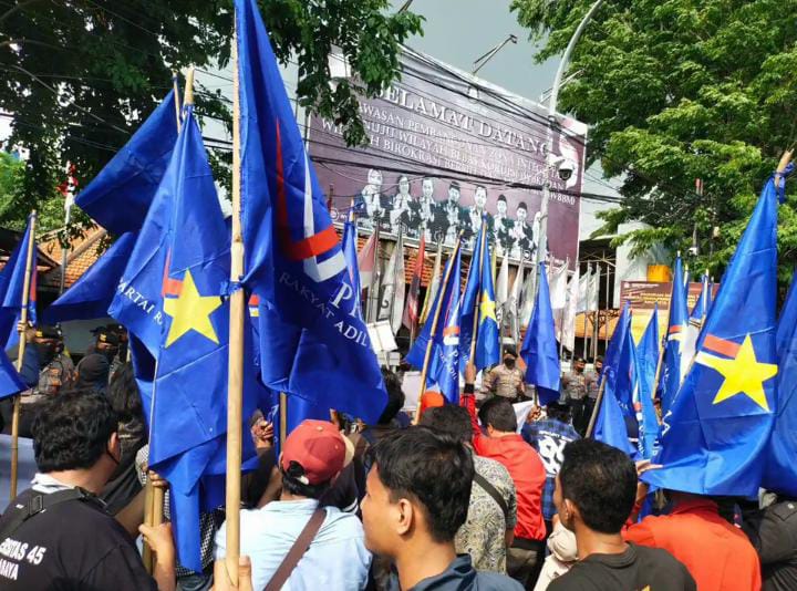 omoldoman's tweet photo. "Selama Masih lihat bendera PRIMA Saya tidak pindah jalur kemanapun,, Kecuali bendera PRIMA Hanyut.

Yakin dan percaya bahwa masih ada waktu untuk PRIMA jadi Peserta Pemilu 2024.
@agusjabo333
@AlifKamal__ 
@FrediTabuni 
@Jakparahmad2 
@unsar_TATAart 
@Achmad_Misrin80 https://t.co/ajc3yuv6hI