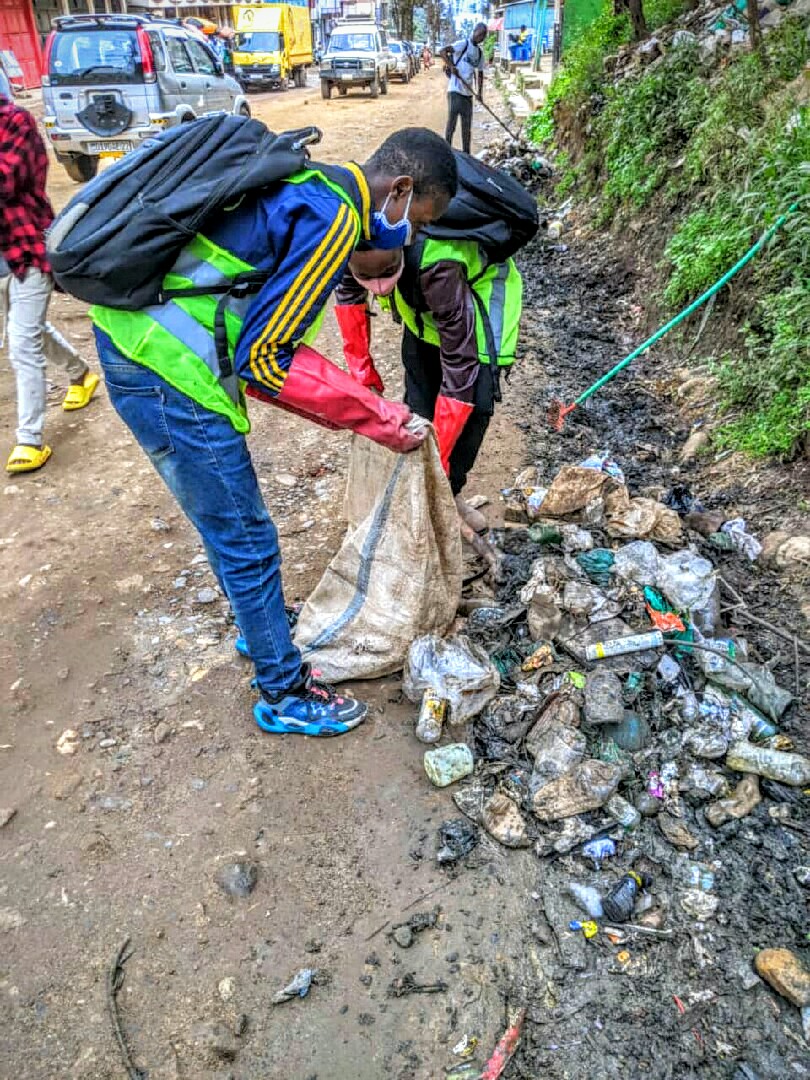 Parfait_Mush's tweet photo. Plastic pollution reducing. No more plastic in my community.
#CongoSafi #CleenUpWeekend #GlobalRecyclingDay @RiseUpMovt_DRC1 https://t.co/wqGGkOEpv0