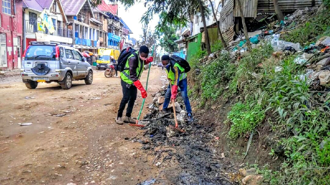 Parfait_Mush's tweet photo. Plastic pollution reducing. No more plastic in my community.
#CongoSafi #CleenUpWeekend #GlobalRecyclingDay @RiseUpMovt_DRC1 https://t.co/wqGGkOEpv0