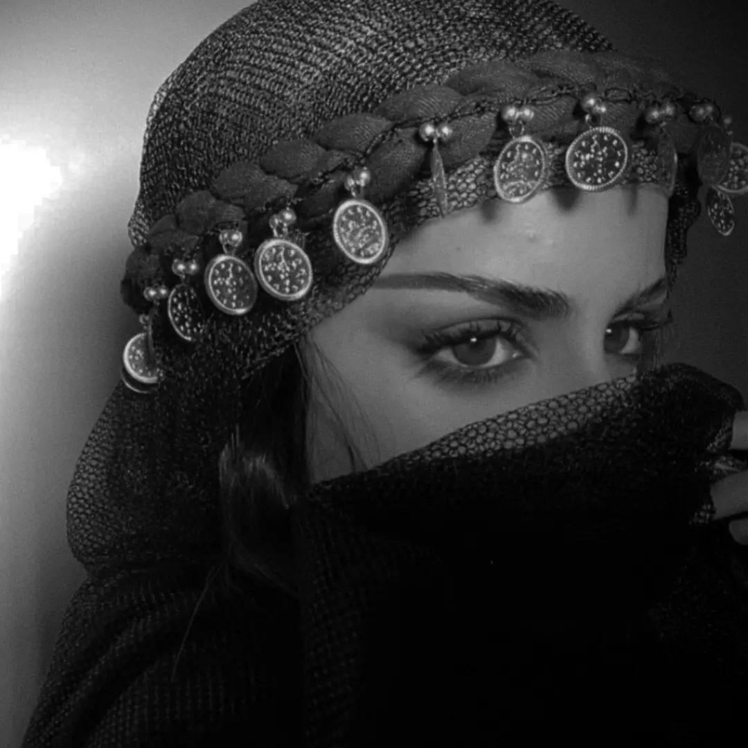 لطالما حضورك كان ، هائلًا ، ضخمًا ، كأنكَ عائلة و ألف صديق ، كنتَ رغم قلّتك كثير