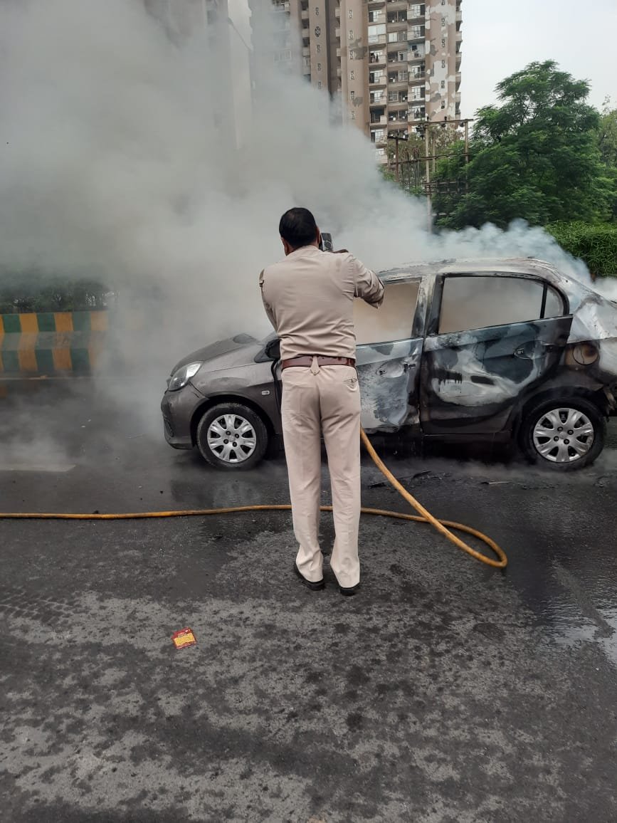 Noida : नोएडा में चलती कार में फटा CNG सिलेंडर, कार सवार युवक और युवती बुरी तरह झुलसे, सिलेंडर फटने से गाड़ी में लगी भीषण आग, सेक्टर-49 के होशियारपुर रेड लाइट की घटना। @noidapolice