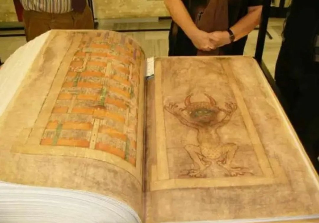 Codex Gigas (Devil's Bible); largest medieval manuscript found in the world. Estimated to have been written in a monastery in early 13th Century CE, book is considered largest handwritten book in the world.

Detailed Post -
instagram.com/p/CnRQBk5v9Zh/…

Swedish National Library