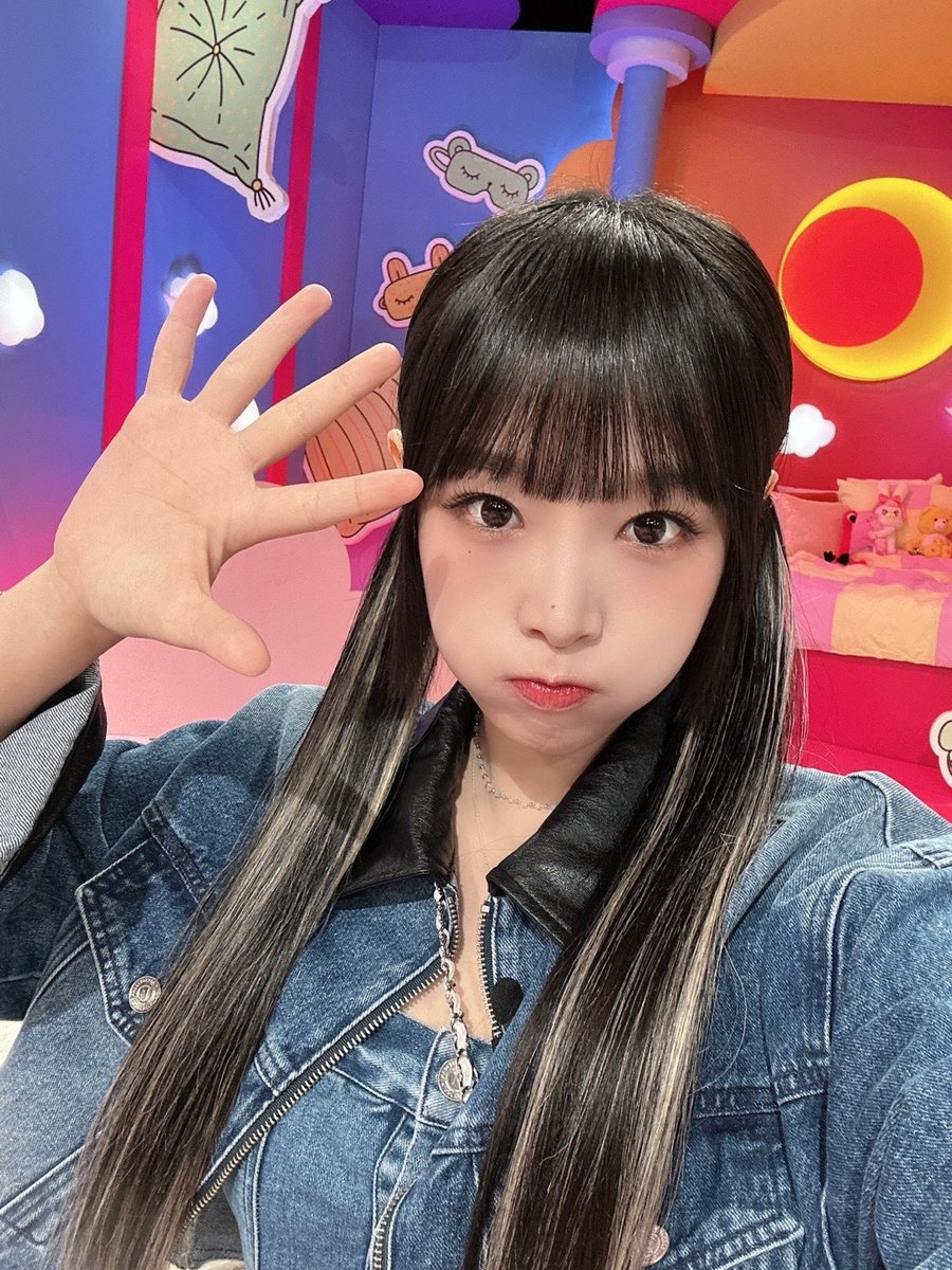 YENA_OFFICIAL's tweet photo. [📸YENA PIC]

23.05.01 #걸스나잇아웃

예나가 생각하는 최고의 여행 메이트요?🤔
아무리 생각해봐도 역시 지구미랄까😘

여행 내내 신난 예나를 생각만해도
귀엽고 사랑스럽고 막 그래💕

오늘도 예나와 함께 즐거웠던 수다 타임
늘 고마워요 지구미🐣🤍

#최예나 #예나 #YENA https://t.co/FQuoBWPdNI