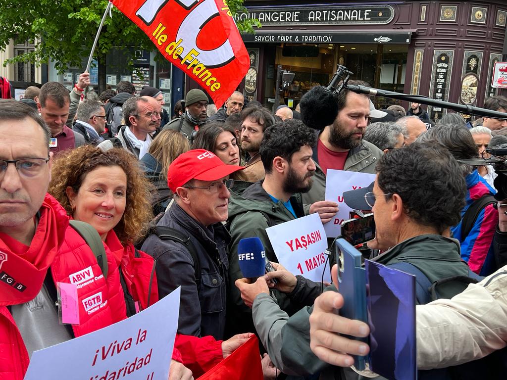 Industria_CCOO's tweet photo. En el 1 de Mayo en #París @Industria_CCOO en la delegación internacional en solidaridad con las movilizaciones sindicales por los derechos sociolaborales.
#SubirSalariosBajarPreciosRepartirBeneficios #1Mayo2023 #1MCCOO https://t.co/xealxWbxlu