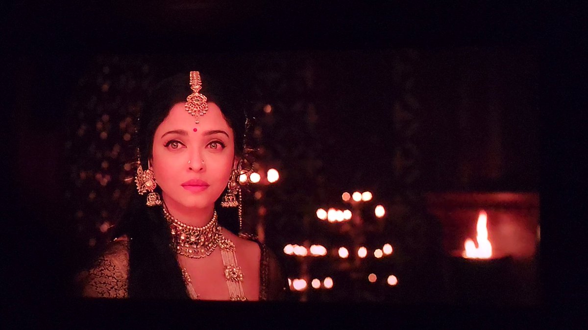Ruth4ashab's tweet photo. And we Keep Rising n Shinin...n offcourse #Glowin 😍 #AishwaryaRai #AishwaryaRaiBachchan ❤️ #PonniyanSelvan2 #HappyMonday https://t.co/3xHqQj3oqp