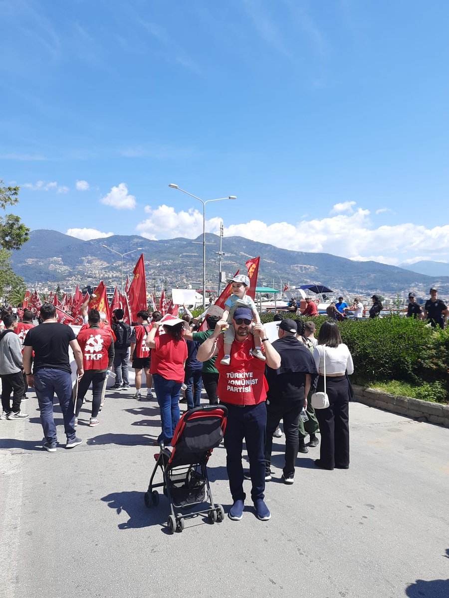 caneldurak's tweet photo. @tkpalanya ile ilk #1MAYIS bayramına katıldı oğlum.
Aydınlık yarınlar için yürüdük birlikte. Gelecek sosyalizm
#TKPGelirHerŞeyDeğişir https://t.co/1arOpdD2J5