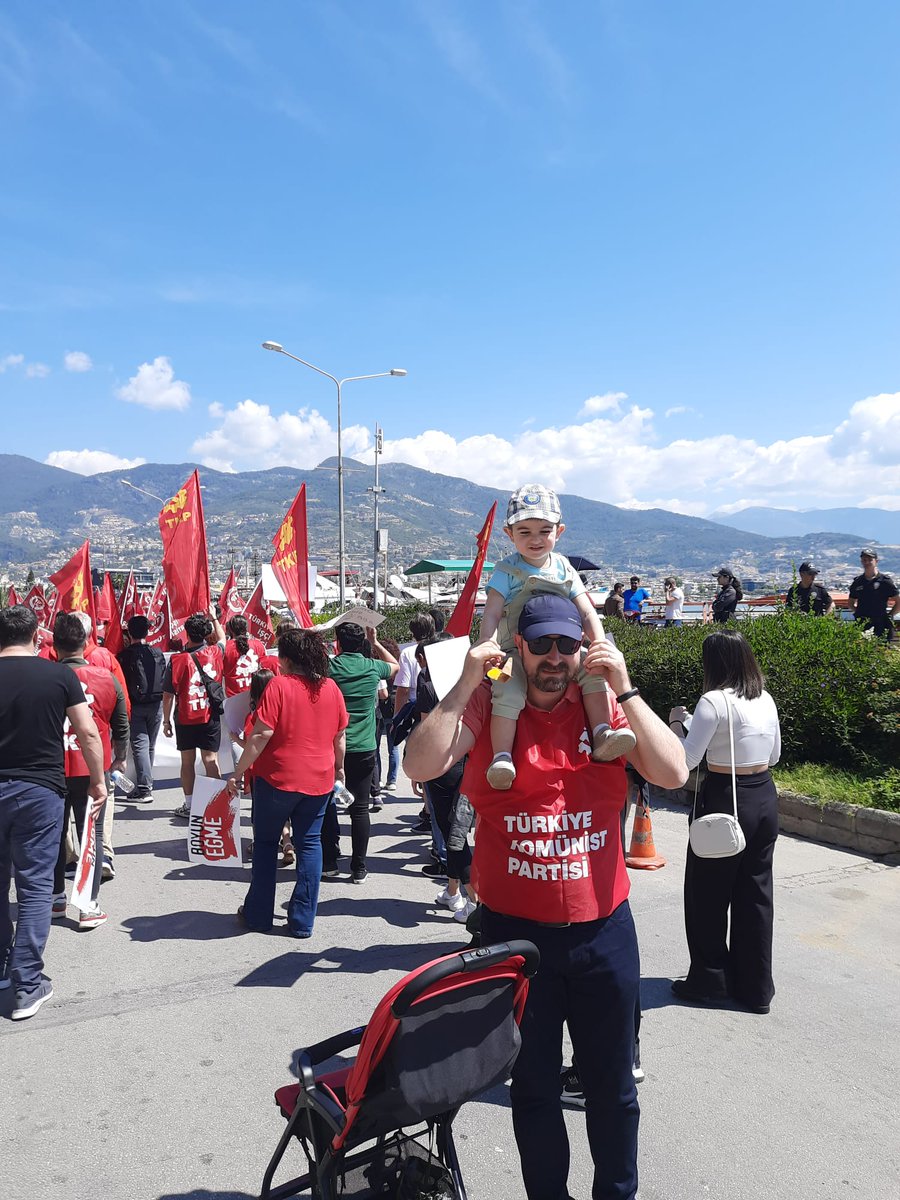 caneldurak's tweet photo. @tkpalanya ile ilk #1MAYIS bayramına katıldı oğlum.
Aydınlık yarınlar için yürüdük birlikte. Gelecek sosyalizm
#TKPGelirHerŞeyDeğişir https://t.co/1arOpdD2J5