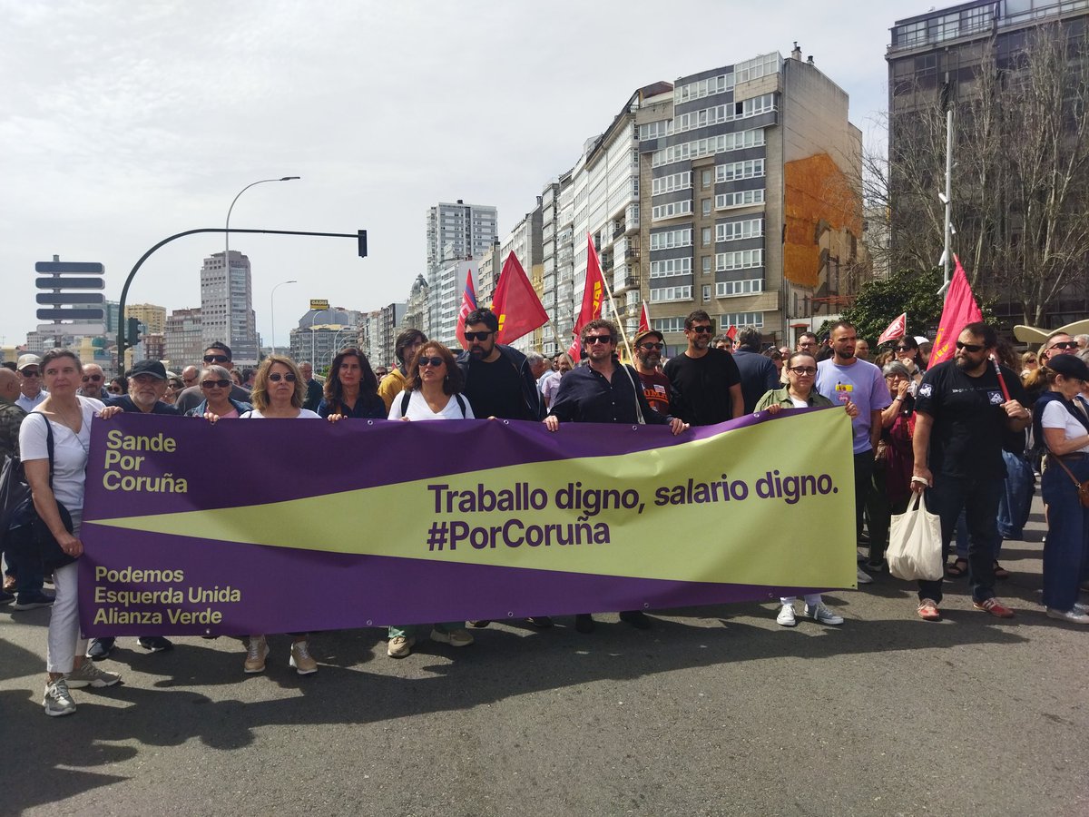 EUcoruna's tweet photo. #1deMaio por un salario digno!
#AgoraMesmo na manifestación da #Coruña defendendo os dereitos da clase obreira!
#PorCoruña https://t.co/3jWkMA6kVP