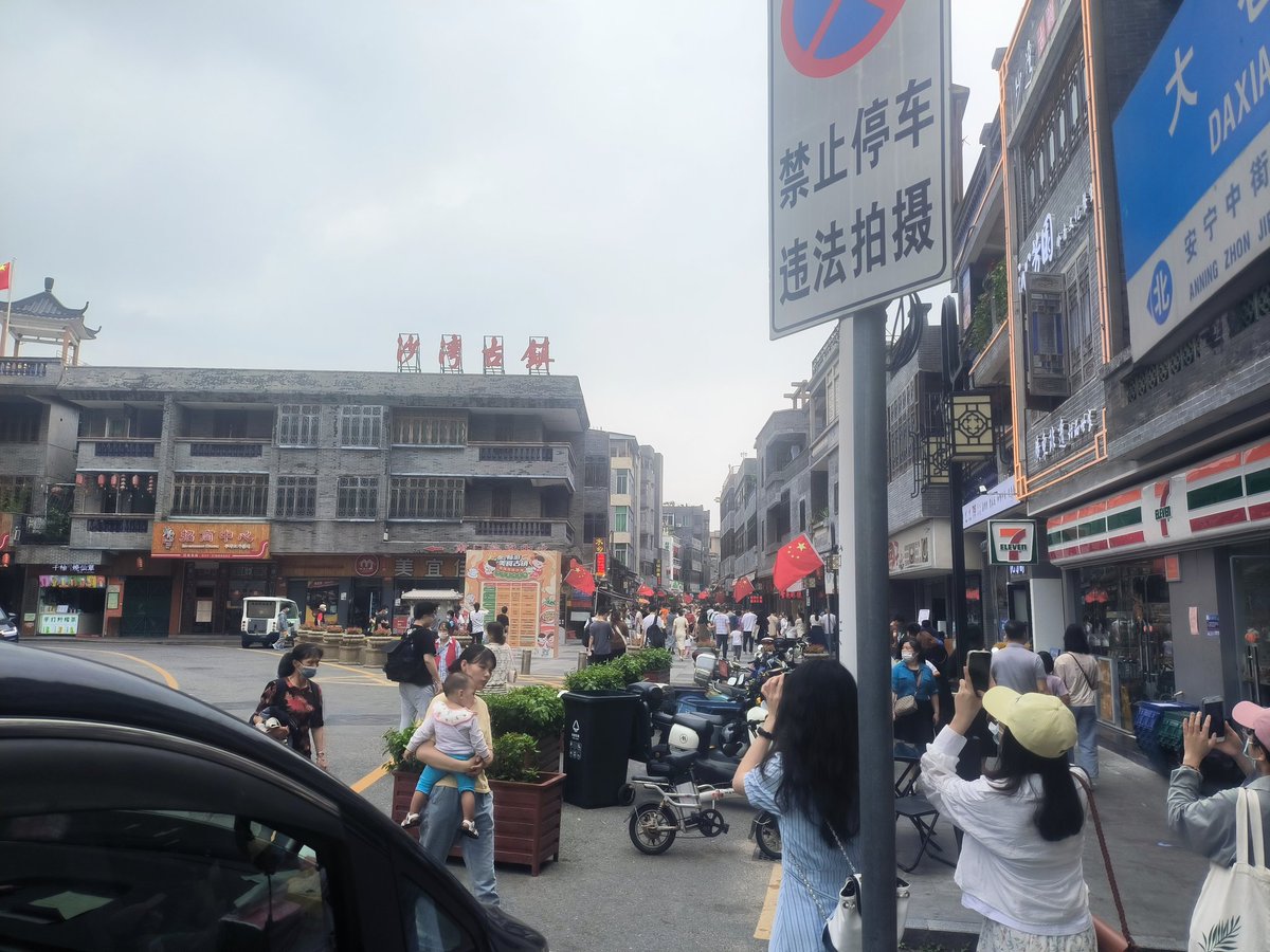 老婆饼，食多两个就有老婆。