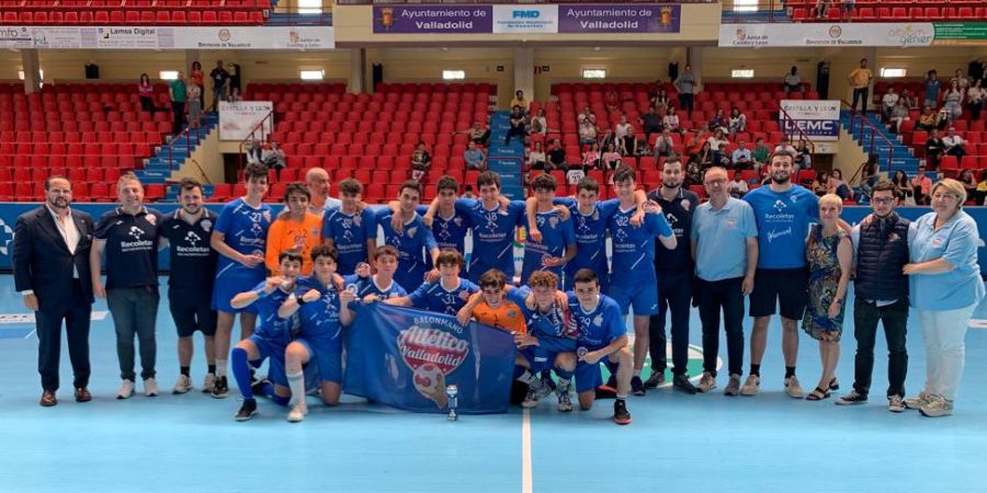 🏆 COMPETICIONES

🥇 ABANCA <a href="/ADEMARLEON/">//Abanca Ademar León</a> A campeón de Castilla y León en la categoría cadete masculina

🥈 RECOLETAS <a href="/atlvalladolid/">Recoletas Atlético Valladolid</a> PISTACYL subcampeón

🥉 TECNOARANDA <a href="/bmvillaaranda/">Club Balonmano Villa de Aranda</a> A
 
🏅 <a href="/CDBM_Delicias/">Club Deportivo Balonmano Delicias</a> A

🗞️ fcylbm.es/blog/2023/04/3…

#⃣ #CyLesBalonmano