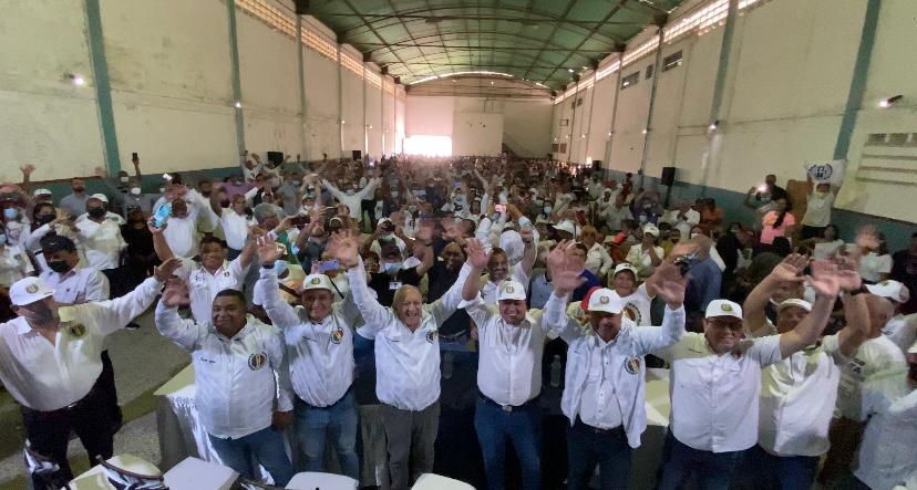 adbernabe's tweet photo. Este #1May reconozco la labor titánica de los trabajadores de toda Venezuela en pro del progreso del país, quienes a pesar de los sueldos de hambre y penurias, todos los días dan un paso al frente para continuar. Desde Miraflores dignificaré sus ingresos y beneficios laborales. https://t.co/rRcS2SC1bI