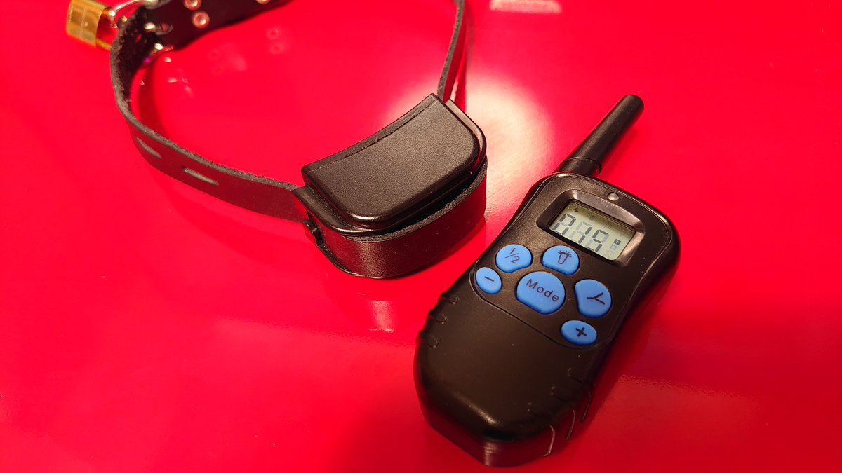 FANCY STEELの電気首輪です👍️。

ルイヴィトンの南京錠を付けてます。革なのでフィット感があり、リング付きで鎖で拘束、電気⚡️も首から流れるので調教も出来ます。

何人か体験してもらいましたが刺激が強く高評価です😄。

#コスプレ緊縛
#誘拐プレー
#緊縛モデル
#DID
#首輪
#電気ショック