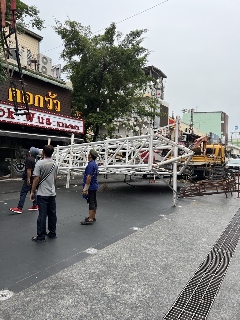 backpacklife's tweet photo. One of the changes to the Khao San Road has been the removal of all the iconic signage that used to fight for your attention. Here is the removal of the “Buddy” sign (for those thst remember!). #travel #thailand #bangkok #backpacklife https://t.co/eYDApWWQ9j