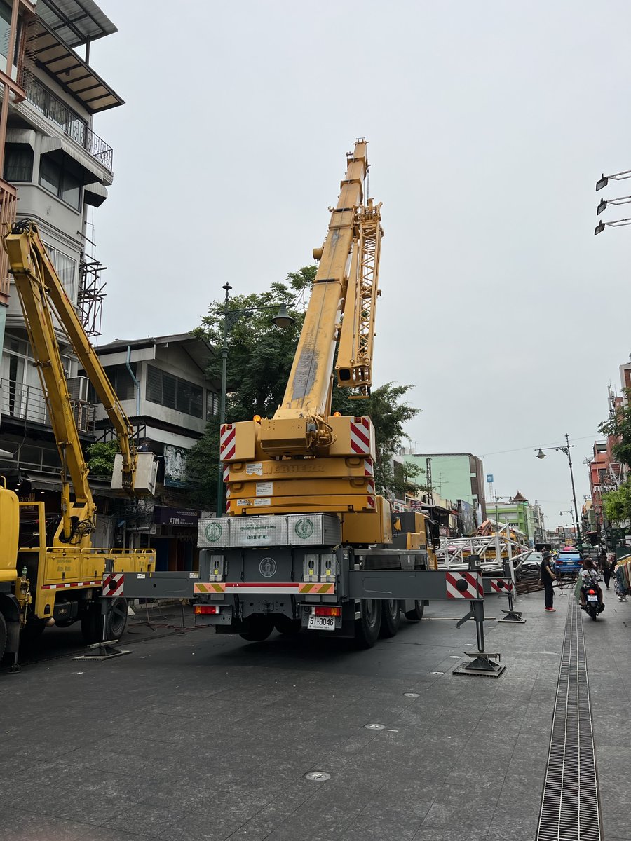 backpacklife's tweet photo. One of the changes to the Khao San Road has been the removal of all the iconic signage that used to fight for your attention. Here is the removal of the “Buddy” sign (for those thst remember!). #travel #thailand #bangkok #backpacklife https://t.co/eYDApWWQ9j