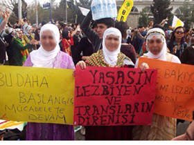 <a href="/Zeyneb_Bigane/">☀️ Zeyneb</a> Yanlış anlaşma sonucu, Kürt kadını onursuzlaştırdınız, eline davul zurna verip dansöz gibi sokaklarda oynatınız. 

Eline verdiğiniz pankartın ne olduğunu bilmeden onuru ile oynadınız. 

Kutsallığından dolayı dokunmazlığı vardı. 

Size takılan kadının elek kadar değeri  kalmamış.