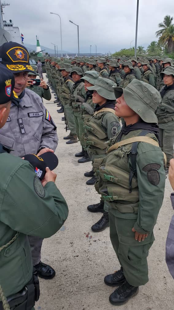 Desde la Base Naval CA Agustín Armario,el VA @JoseAbchi,Cmdte de la @EscuadraVe y el VA @Luis_Chacon_B Cmdte de la @AB_COMANDOIMB, dieron la bienvenida a los cadetes de la @ArmadaFANBVzla,quienes cumplirá la IV Fase del PCM 'Bicentenario de la Batalla Naval del Lago de Maracaibo'