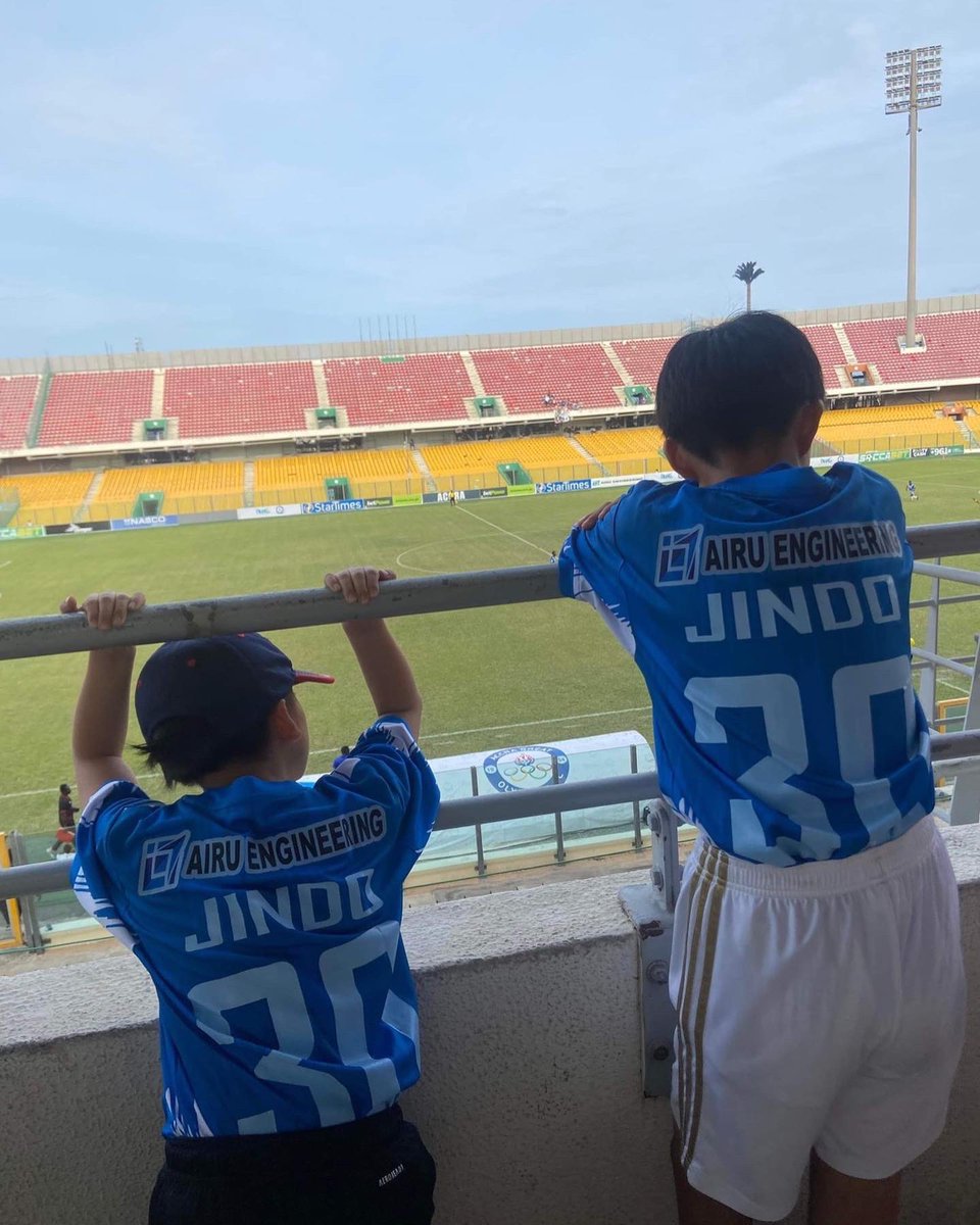 SoccerJindo's tweet photo. ガーナに住んでいる日本人のサッカー少年たちが応援に来てくれた。

僕も5歳の頃、オランダで小野伸二選手のプレーをみてサッカーを志した。

当時から輝いていたのを鮮明に覚えています。

僕も君たちの記憶に少しでも残してもらえるよう、頑張ろう。

彼のような華のある選手じゃないけどね。笑 https://t.co/LhsTuZ58Q7