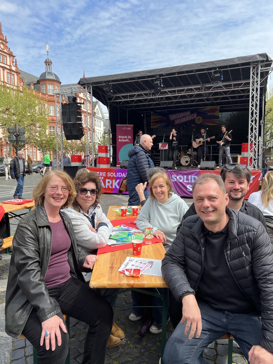 TabeaRoessner's tweet photo. Unsere #Solidarität ist stärker!💪🏼✊#ungebrochensolidarisch
#1mai #dgb 
⁦@Ehmann_Fabian⁩ ⁦@GRUENE_Mainz⁩ ⁦@gruene_rlp⁩ https://t.co/pVQhxXIILj