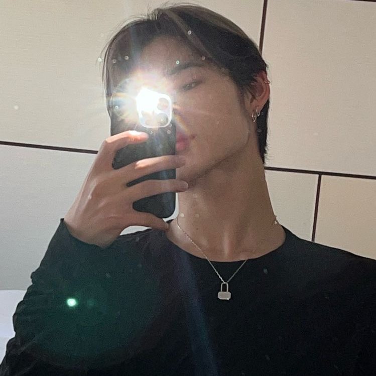 lovinishi's tweet photo. bias challenge : pick 4 idols with this color in their outfit 

I got: black🖤

reply for a color! https://t.co/EV9FQlXQWz