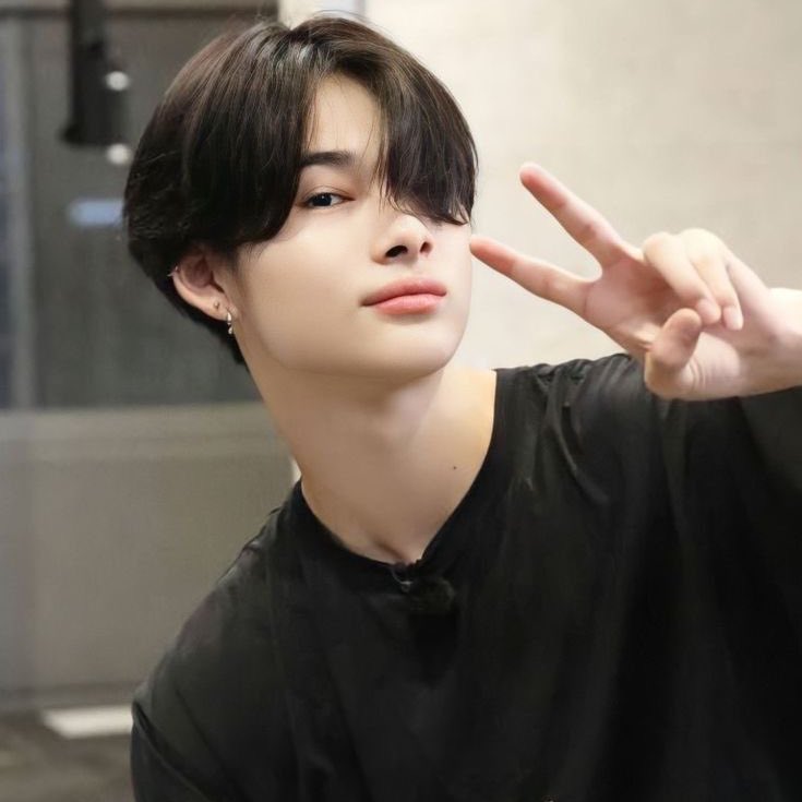 lovinishi's tweet photo. bias challenge : pick 4 idols with this color in their outfit 

I got: black🖤

reply for a color! https://t.co/EV9FQlXQWz