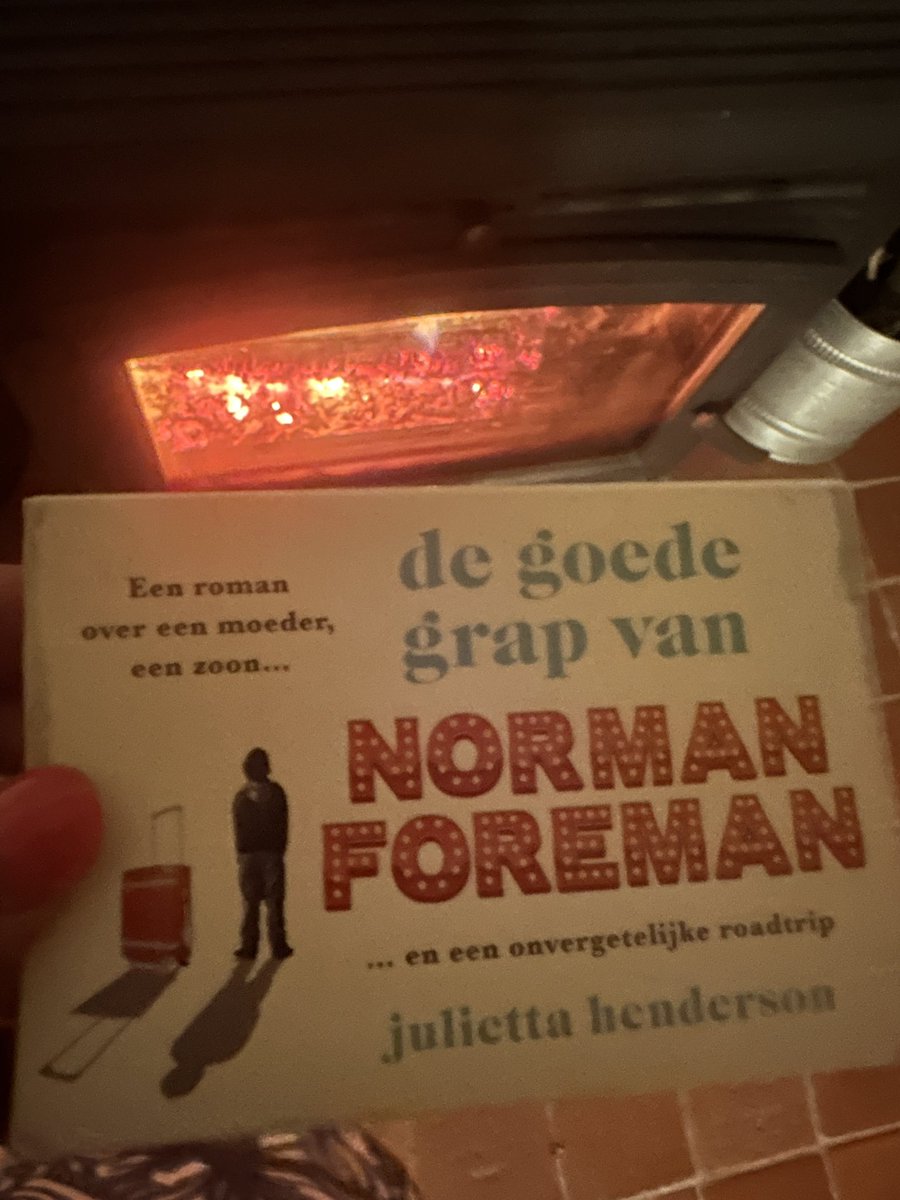 SuchFunDB's tweet photo. Vorig jaar las ik nog de helft van de 52 boeken die ik had moeten lezen om
#bookaweek te lezen, dit jaar ben ik zeer in gebreke gebleven. 4/52 smaakte naar meer. Op Sicilië en in Frankrijk las ik De goede grap van Norman Foreman van @juliettahenderson. Heel ontroerend en lief. https://t.co/PKjaQLG2m8