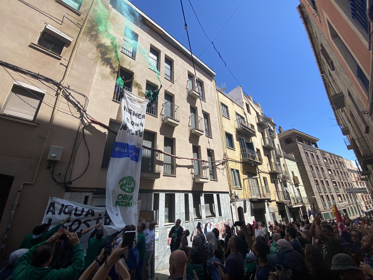 PAHCBages's tweet photo. 🟢 PRENEM EL QUE ÉS NOSTRE 🟢

Ja tenim el #BlocBages9! Celebrem el primer de maig recuperant habitatge per a la nostra gent, per la classe treballadora! 

Prenent el que és nostre: aigua, llum i sostre. 

#JaTenimEl9
#Expropiemlos https://t.co/Gbcxqpih8k