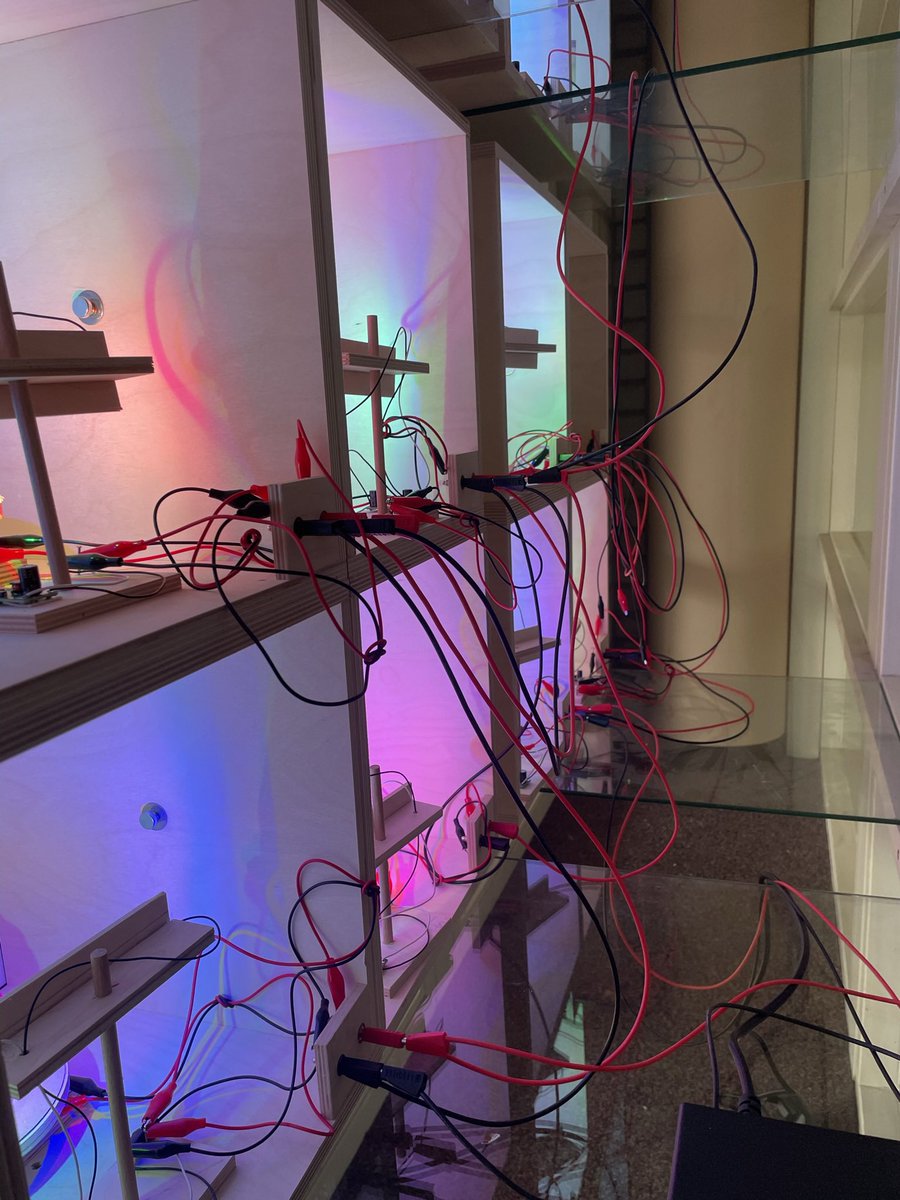 Speciaal voor alle docenten die werkzaam zijn in het vmbo Platform vmbo Dienstverlening &amp; Producten hebben we een training ontwikkeld waar je leert hoe je een mooie lightbox kunt maken. Meer info en inschrijven voor deze workshop kan via bijscholing vmbo. 
lnkd.in/eJJappMr