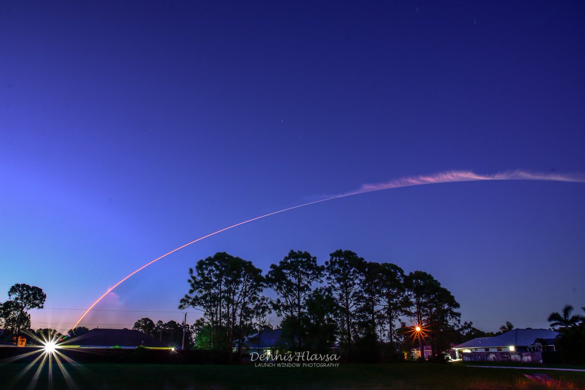HlavsaDennis's tweet image. The SpaceX Falcon Heavy launches on a beautiful Sunday evening in South Florida.  
#ThePhotoHour #FalconHeavy #FalconHeavyLaunch #florida #lovefl