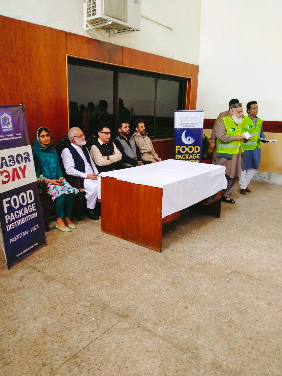 pakrail_rwp's tweet photo. AlKhidmat foundation organized the distribution of ration boxes &amp; cash assistance for coolies at Rwp railway station in collab with @pakrail_rwp on International Labour Day. Administration of Rly &amp; AlKhidmat foundation were in attendance to acknowledge the service of coolies. https://t.co/O8Gv7BQr1M