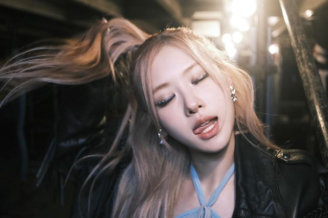 rose_says_roses's tweet image. ─ [ 23.04.30 ] 𝗿𝗼𝘀𝗲𝘀_𝗮𝗿𝗲_𝗿𝗼𝘀𝗶𝗲. 
“mexico city, te amo mucho ෆ”